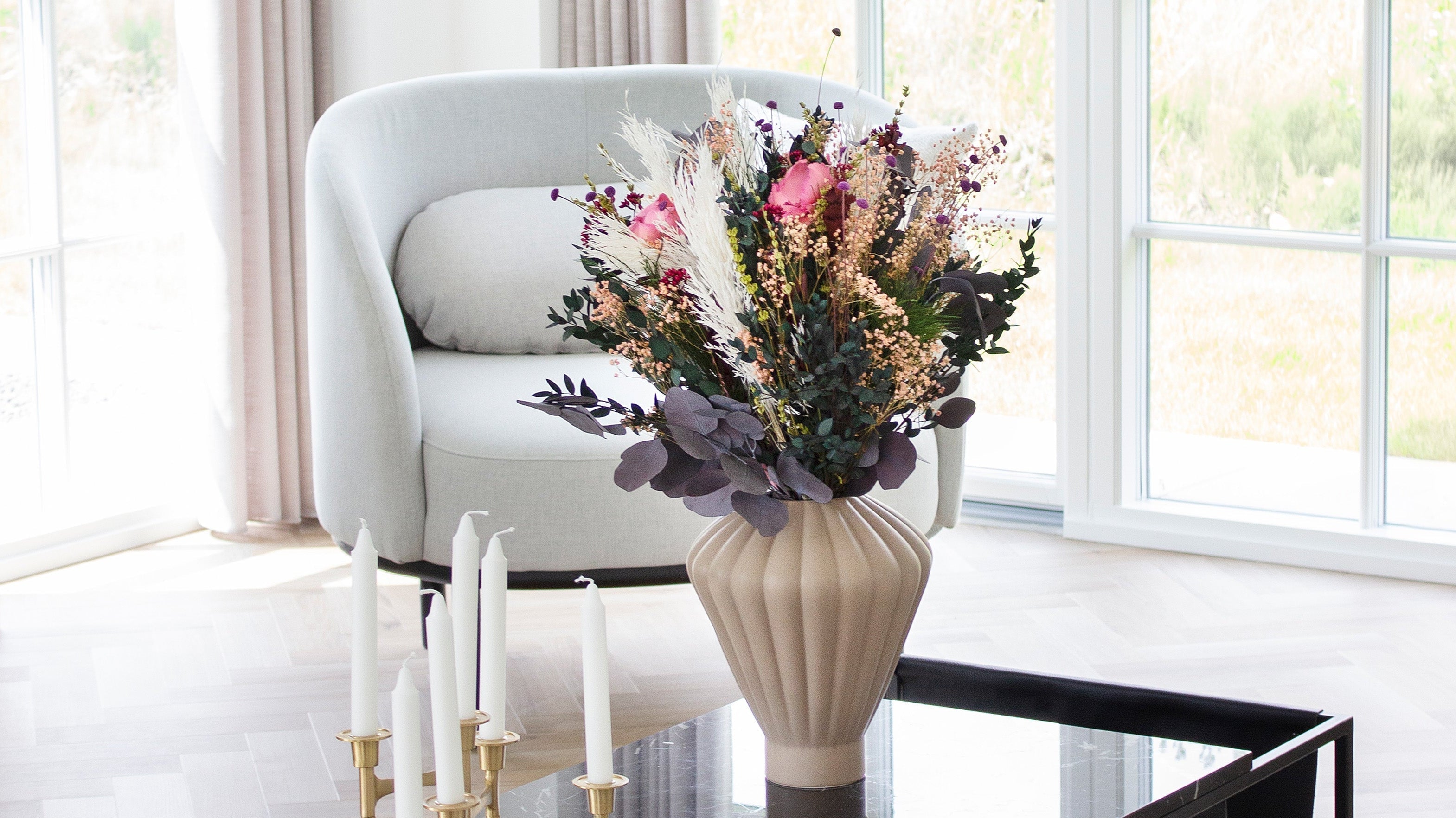 Buket der står på et bord i en stue