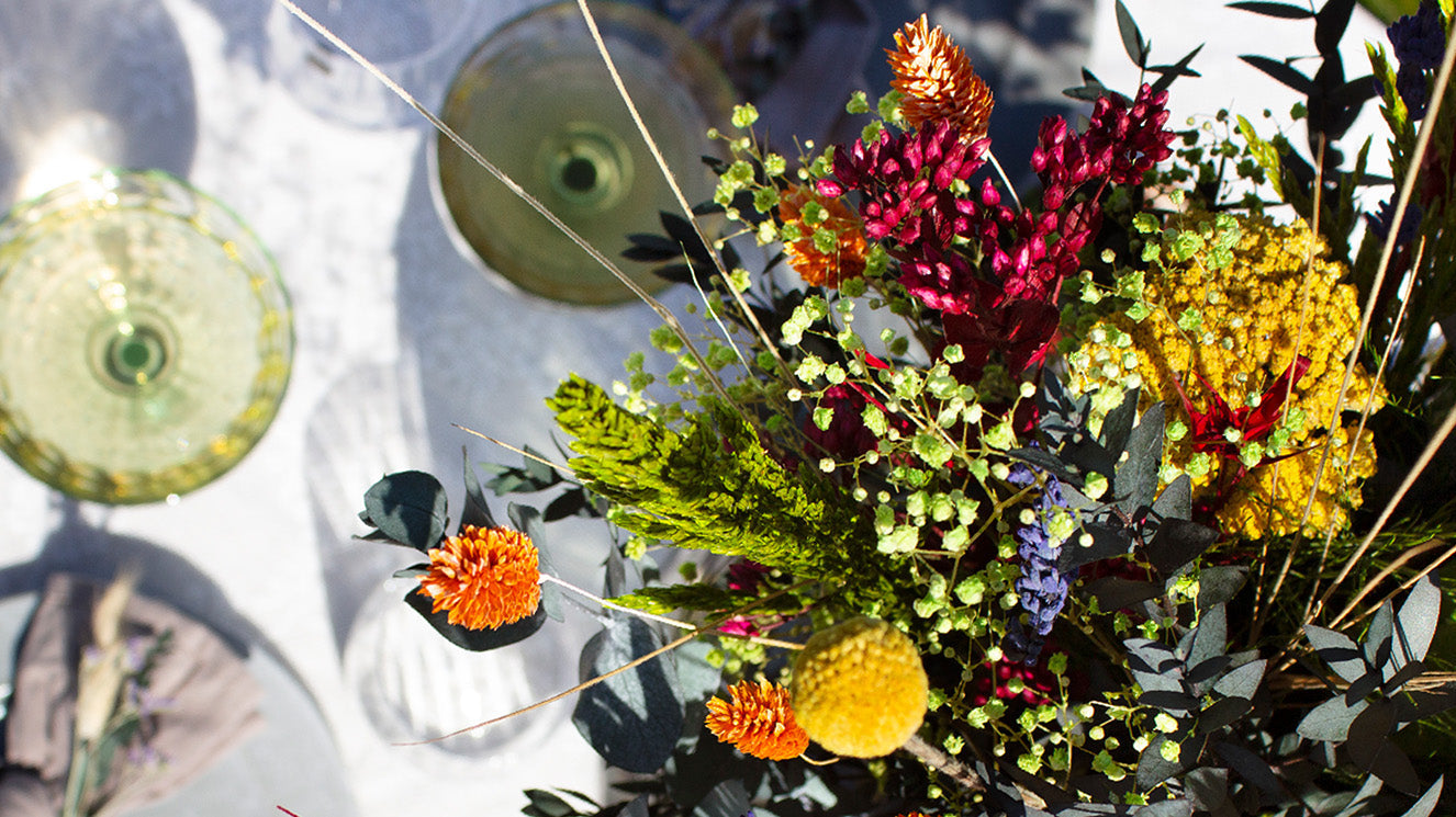 Borddækning med sommerbuket