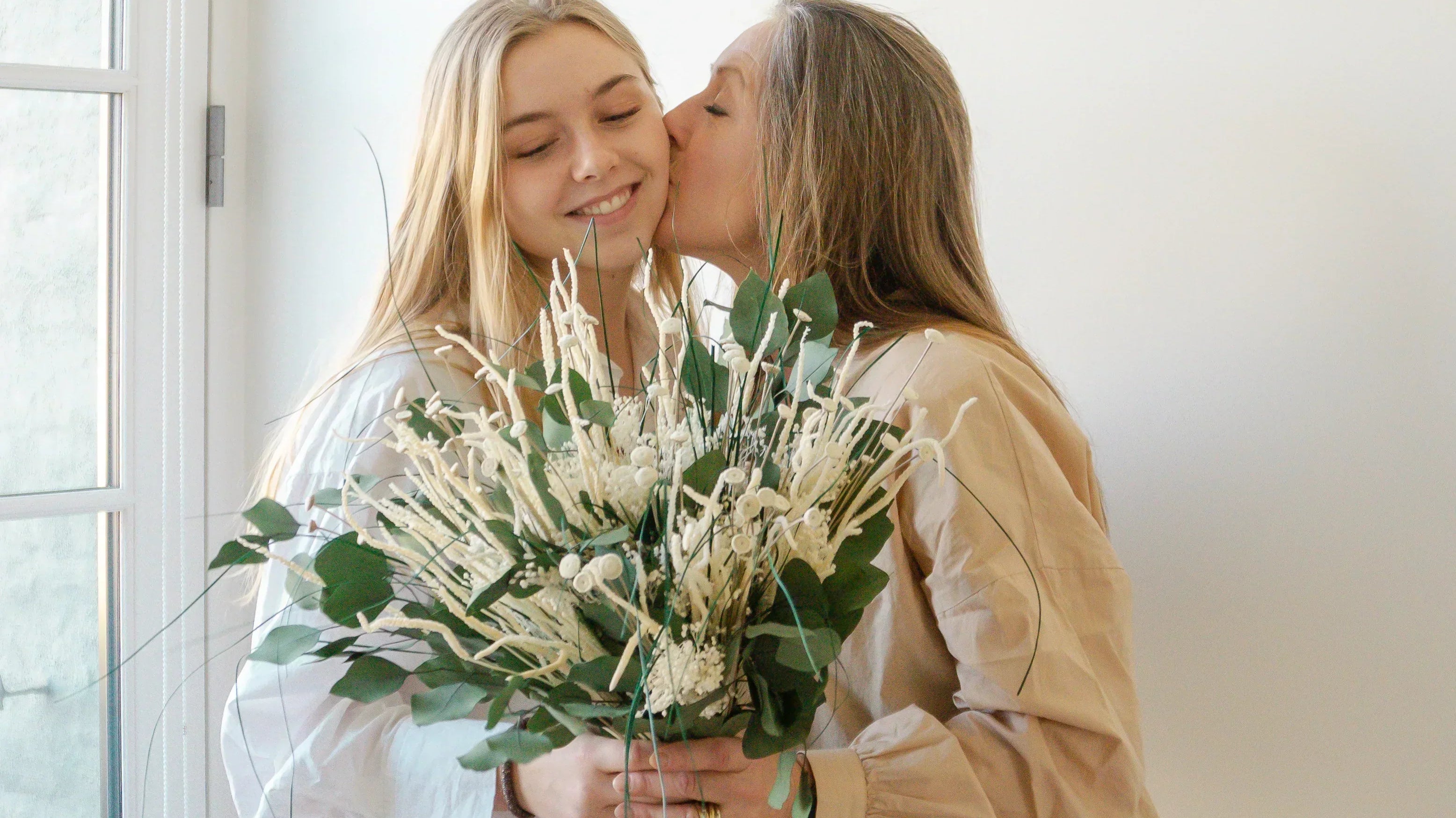 Mor der kysser datter på kinden, mors dag