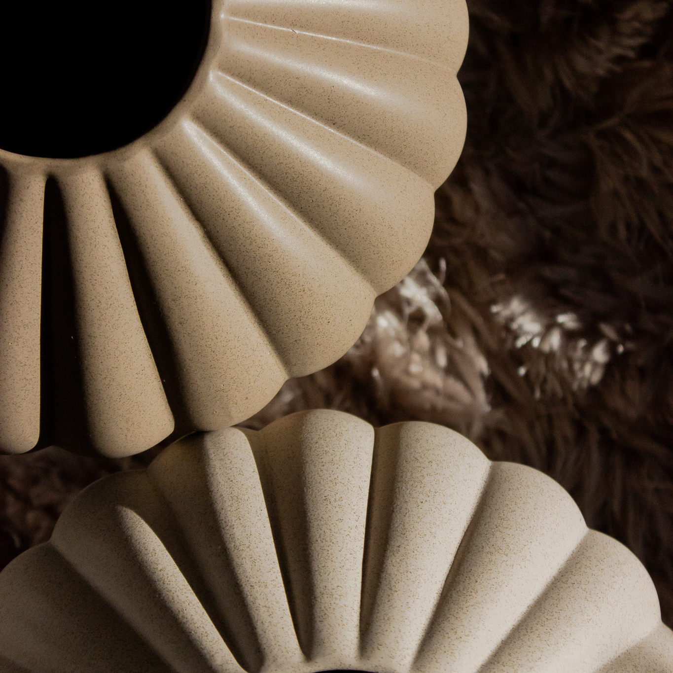 Nærbillede af to geometriske keramikvaser set oppefra.