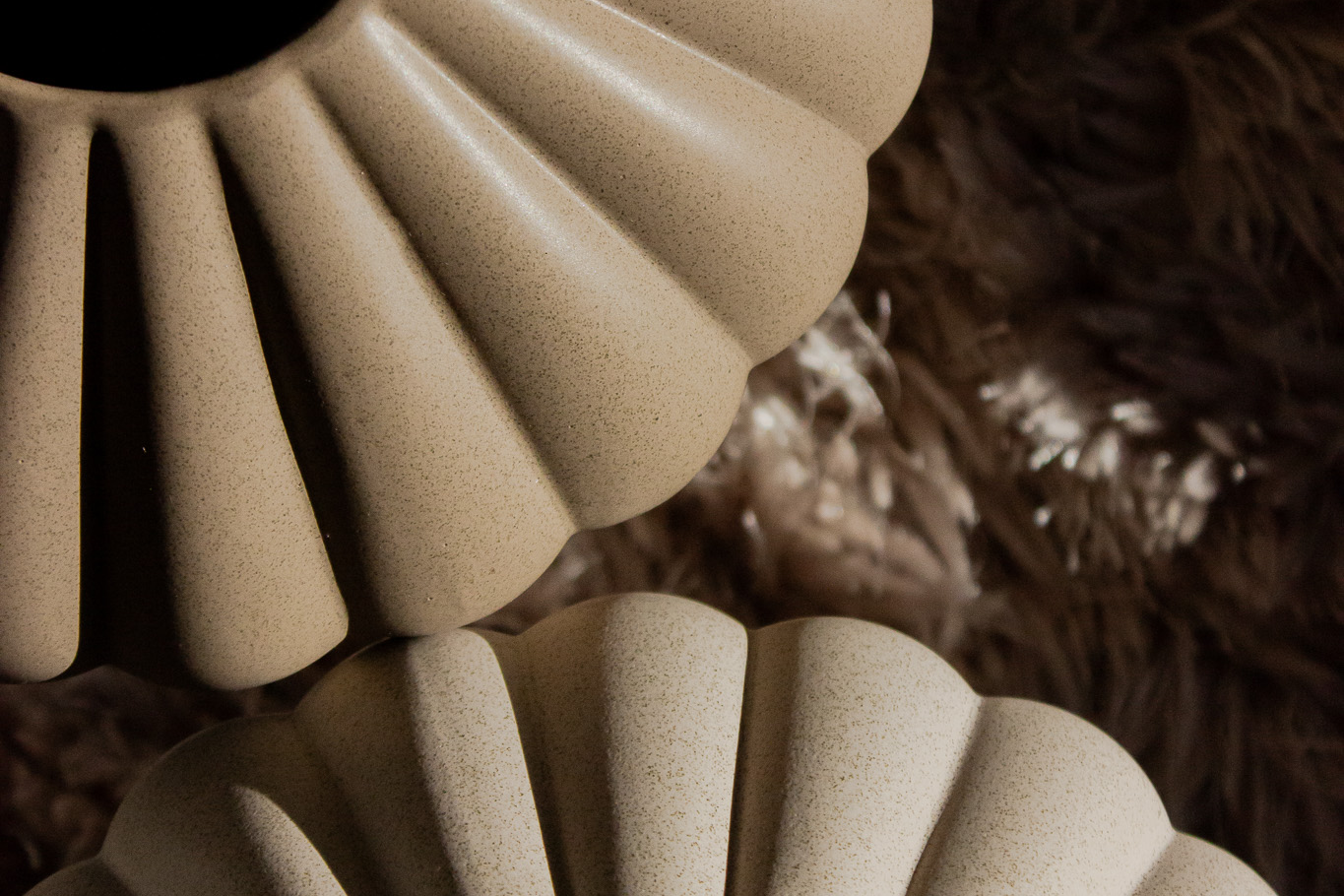 Nærbillede af to geometriske keramikvaser set oppefra.