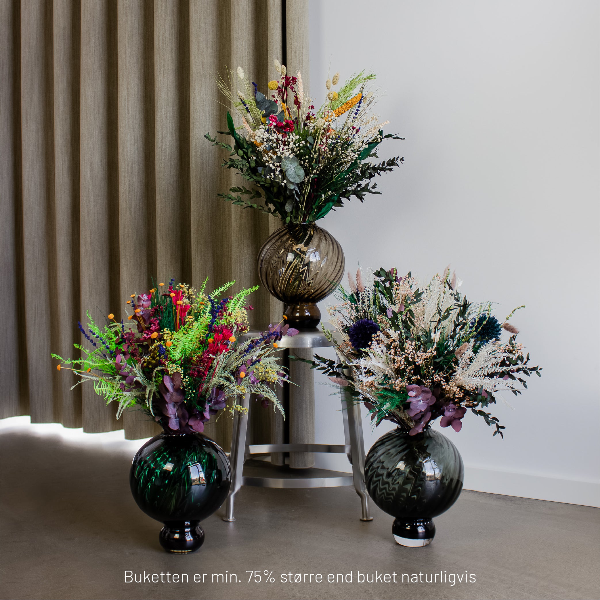 Der står tre forskellige blomsterbuketter i størrelsen Lukseriøs.