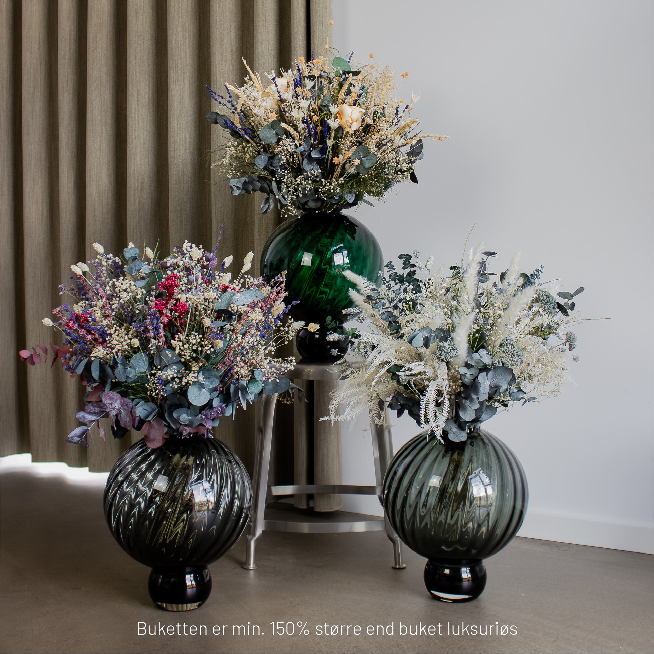 Der står tre forskellige blomsterbuketter i størrelsen pompøs.