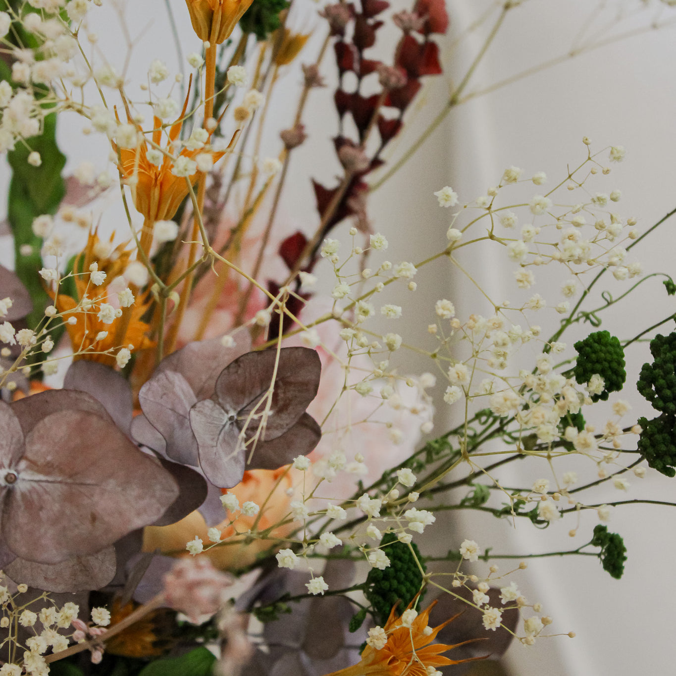 Nærbillede af en buket med langtidsholdbare blomster.