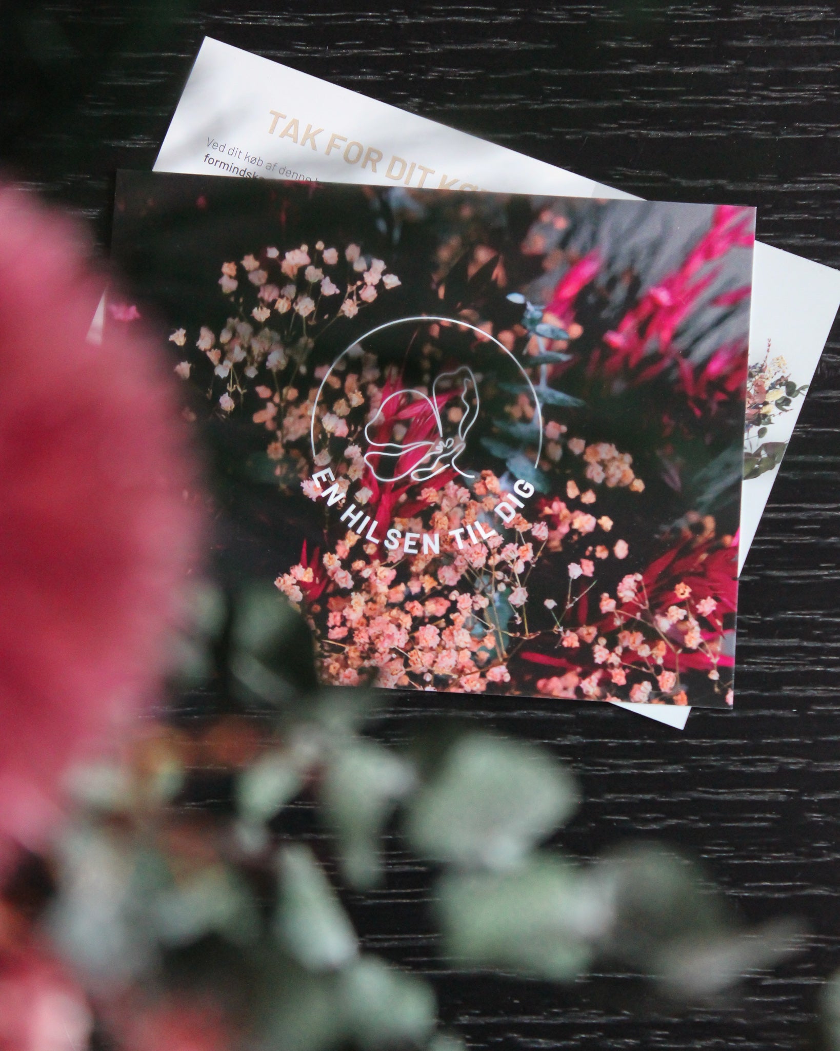 Billede af et personligt kort med langtidsholdbare blomster trykt i stærke pinknuancer.
