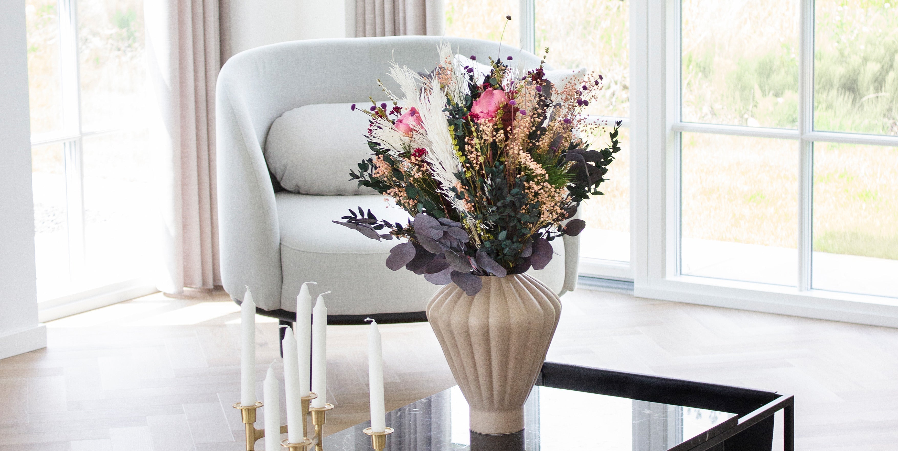 Buket der står på et bord i en stue