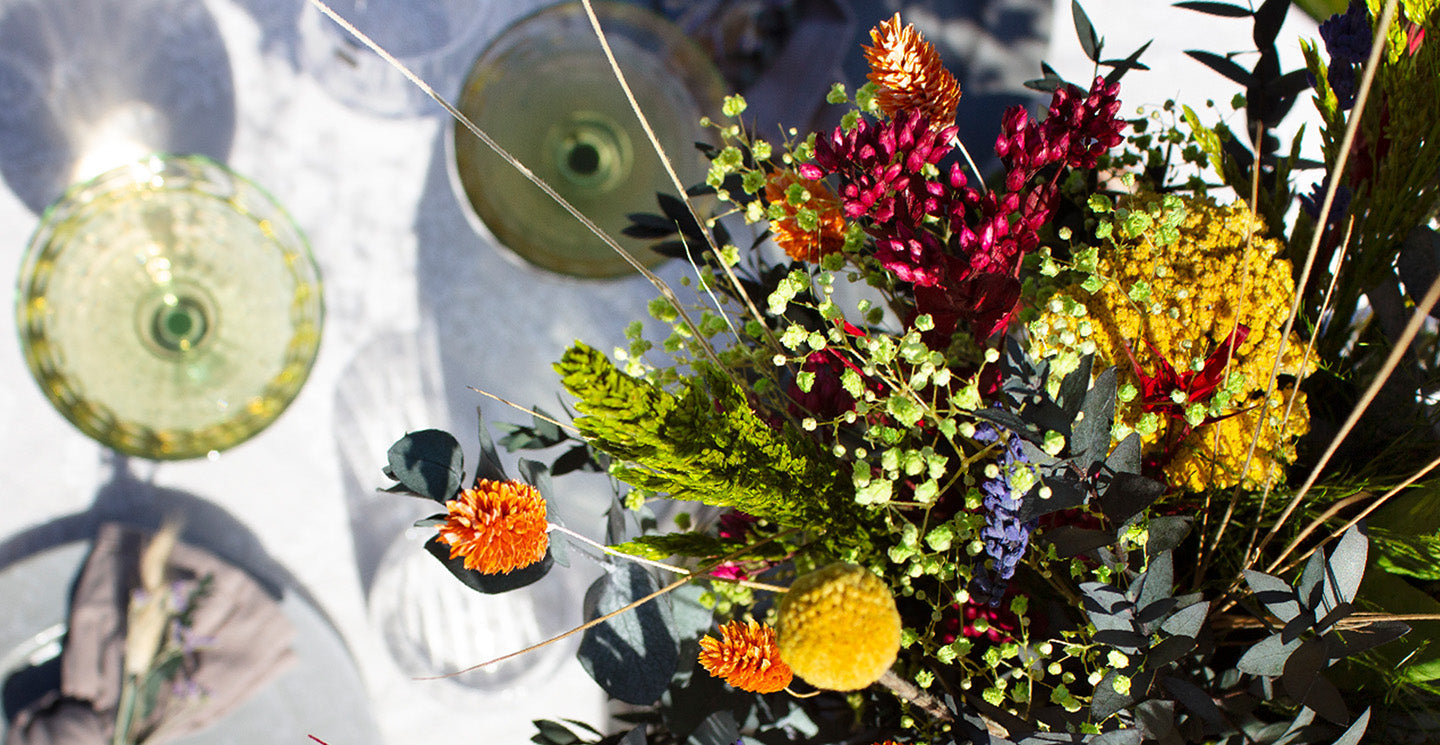 Borddækning med sommerbuket