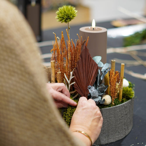 Juledekoration i grå skål i proces