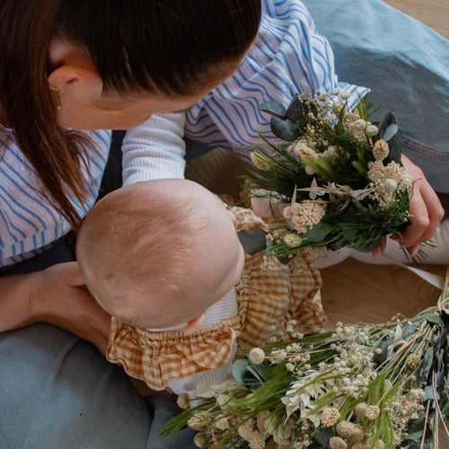 Mor & Barn sidder med mor og barn buket