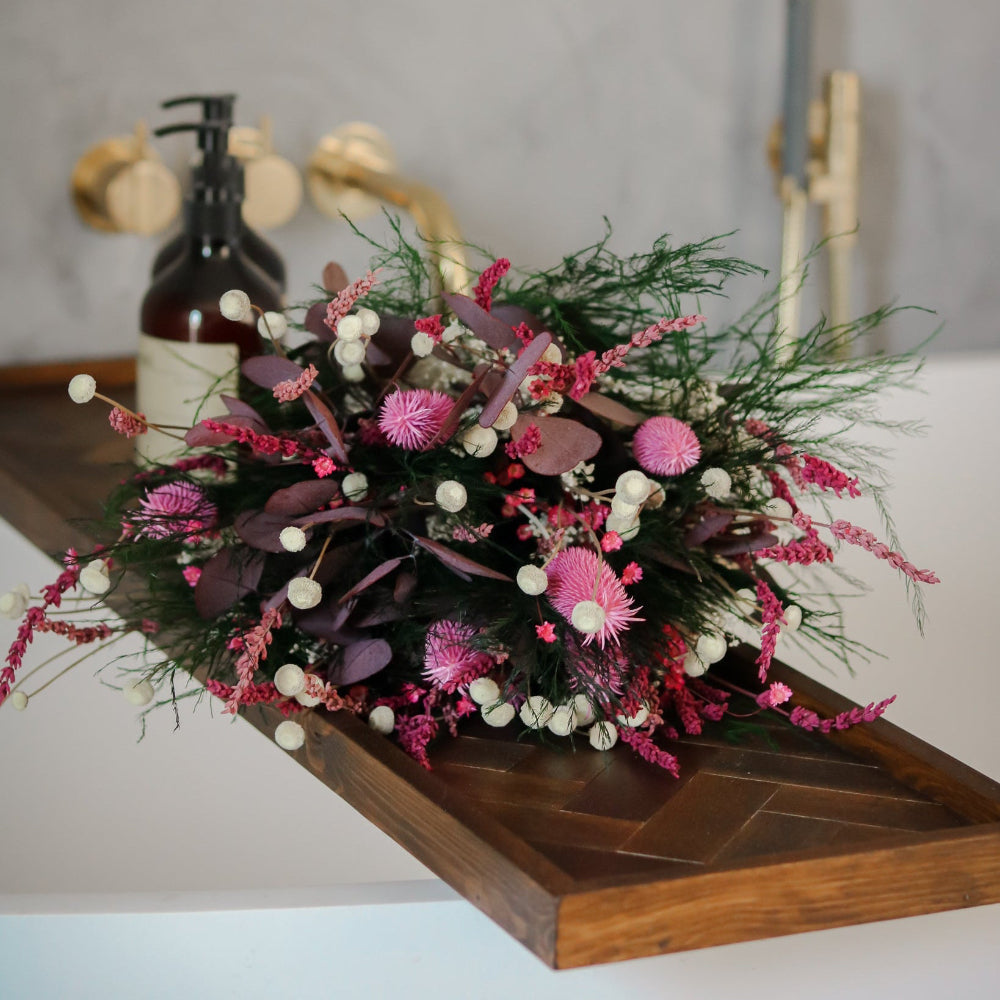 Lyserød blomsterbuket på badeværelse