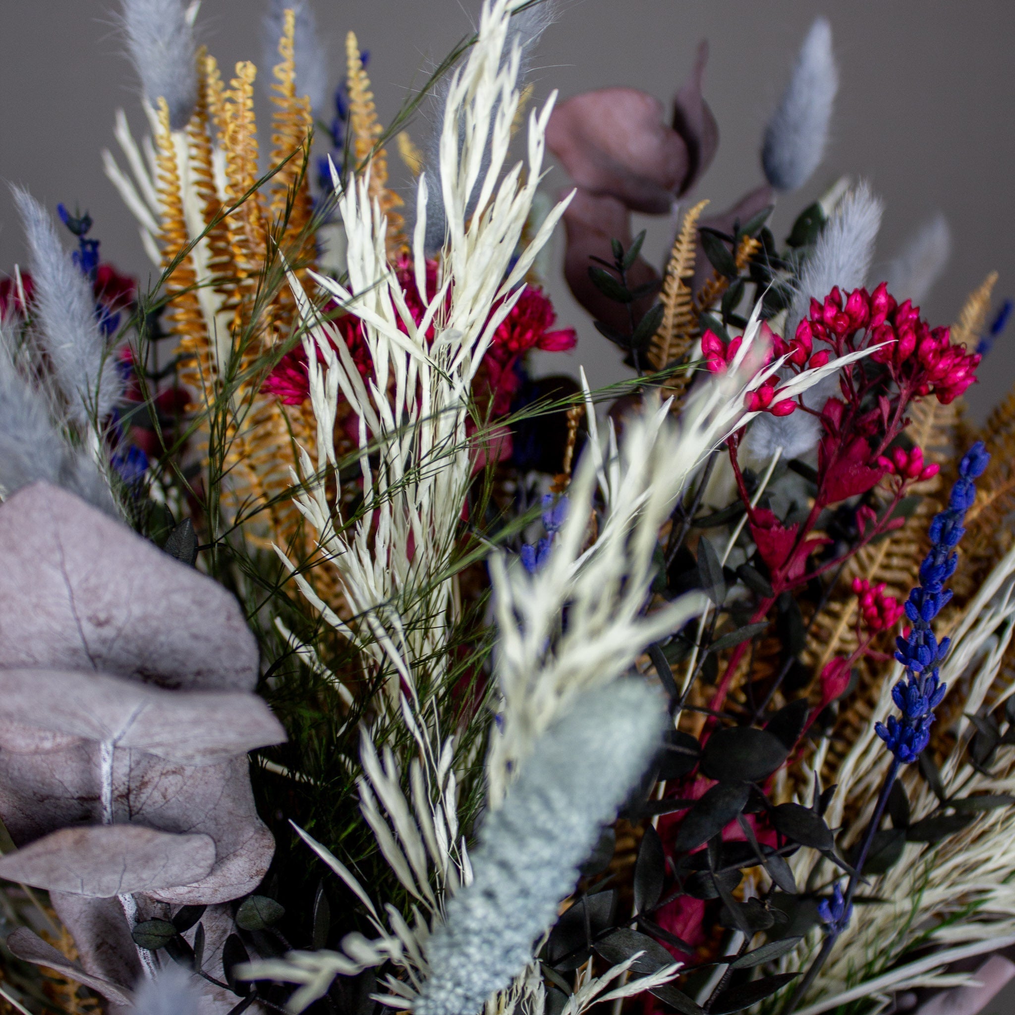 Blomster i hvid, blå, lyserød, brun og brun eucalyptus