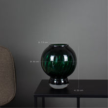 Indlæs billedet i galleriviseren, Meadow Swirl Vase - Green
