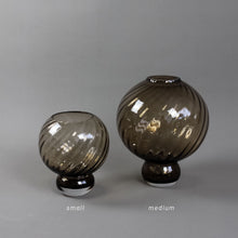 Indlæs billedet i galleriviseren, Meadow Swirl Vase Medium - Topaz
